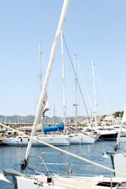 gökyüzüne karşı birçok gemi direkleri