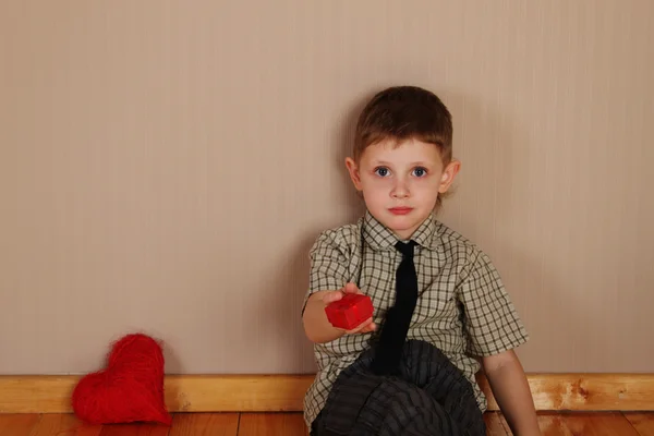 Kis fiú gazdaság olvasni szív — Stock Fotó
