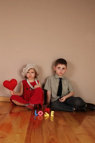 Menino detém vermelho coração para menina — Fotografia de Stock