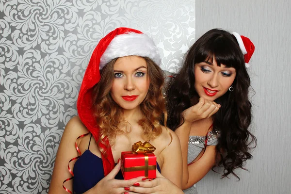 Flickvänner på julfest — Stockfoto