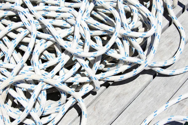 Corda deitada em uma ponte de madeira — Fotografia de Stock