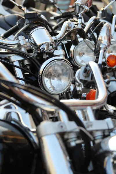 Мотоциклы в ряд — стоковое фото