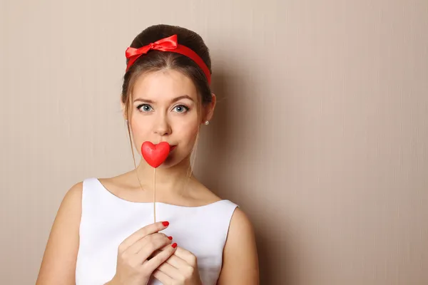 Belle jeune femme tenant un cœur rouge — Photo