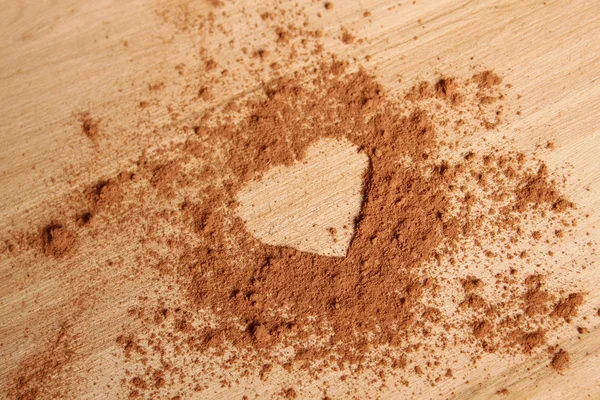 Форма сердца сделана? ? of cocoa — стоковое фото