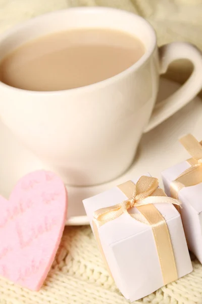 Café e presentes para entes queridos — Fotografia de Stock