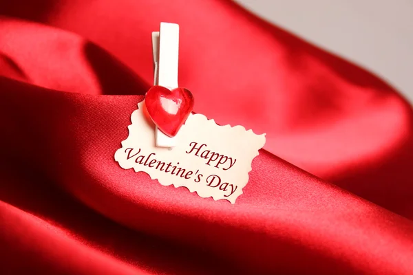 Wenskaart voor Valentijnsdag, op rood satijn — Stockfoto