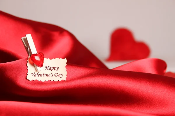 Wenskaart voor Valentijnsdag, op rood satijn — Stockfoto