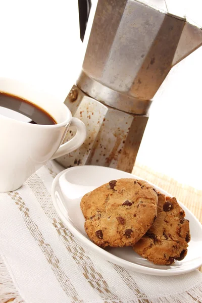 Schokoladenkekse und eine Tasse Kaffee — Stockfoto