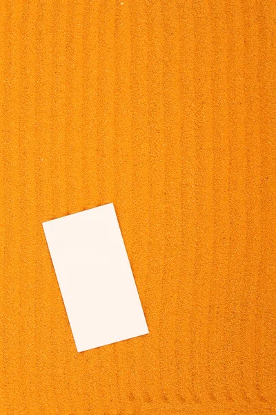 Livro branco sobre a areia amarela — Fotografia de Stock