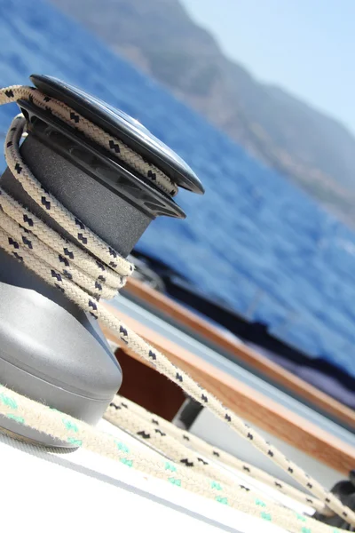 Yelkenli tekne vinç — Stok fotoğraf