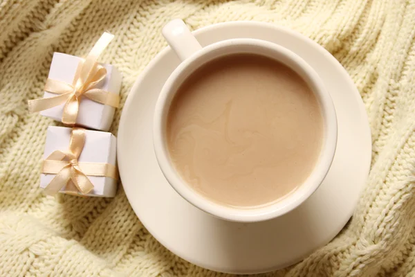 Kaffee und Geschenke für die Lieben — Stockfoto