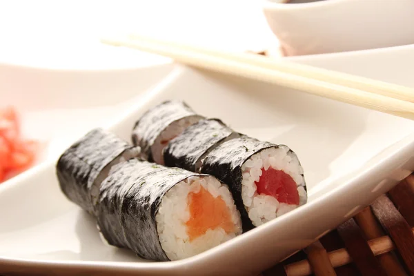 Sushi auf einem Teller — Stockfoto