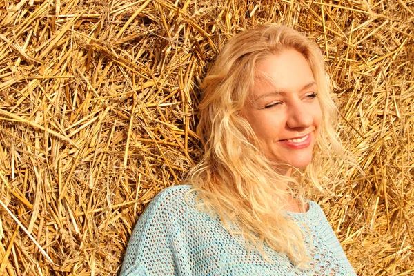 Mooie vrouw in de buurt van hooiberg — Stockfoto