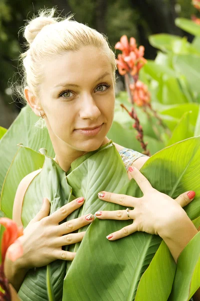 Mladá žena v parku — Stock fotografie