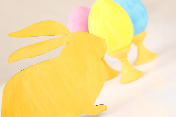 Lapin aux œufs de Pâques colorés — Photo