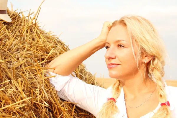 Mooie vrouw in de buurt van hooiberg — Stockfoto