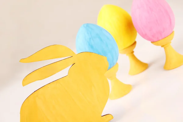 Lapin aux œufs de Pâques colorés — Photo