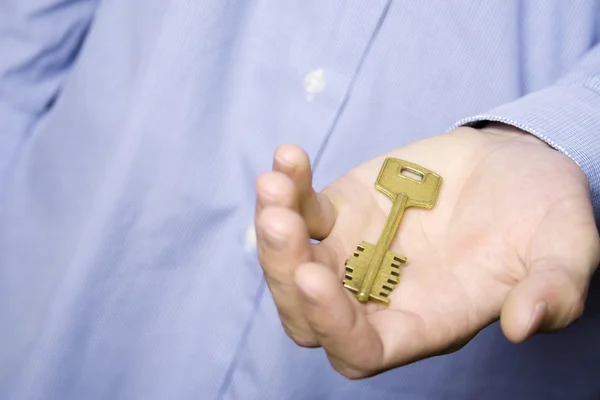 Klíč od domu v dlani — Stock fotografie