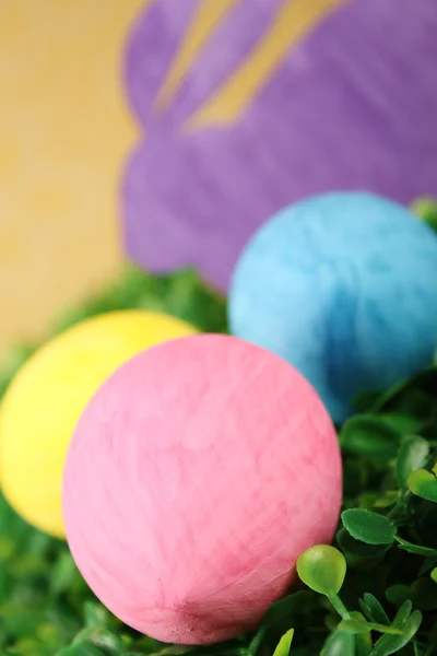 Coelho com ovos de Páscoa coloridos — Fotografia de Stock