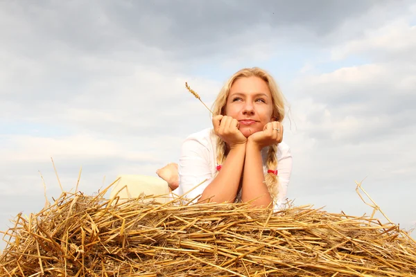 Schöne Frau in der Nähe von Heuhaufen — Stockfoto