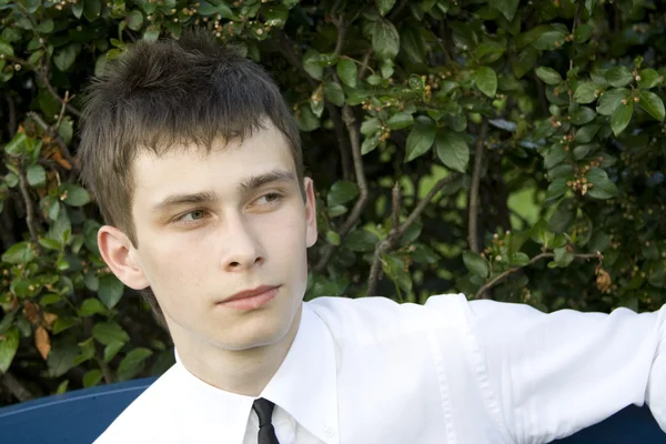 Man in het denken park — Stockfoto