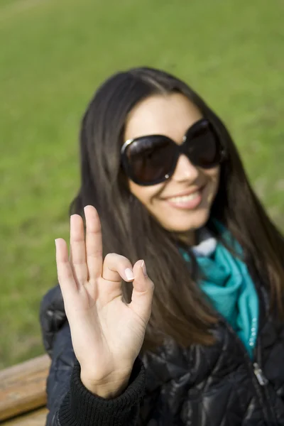 Menina bonita em um parque sorrindo. Está bem. — Fotografia de Stock