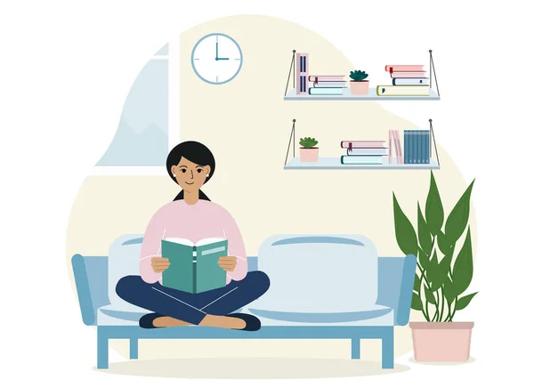 Mooie vrouw leest thuis een boek terwijl ze op de bank zit en benen gekruist. Vrije tijd en onderwijs. — Stockvector