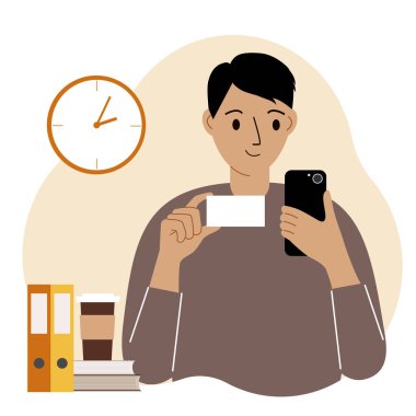 Bir elinde banka kartı, diğer elinde cep telefonu olan bir adam. Çevrimiçi kredi kavramı, depozito, ödeme, banka.