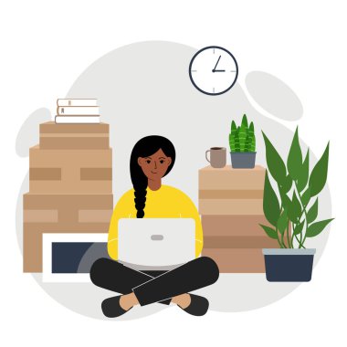 Bir kadın dizüstü bilgisayarla bacak bacak üstüne atarak oturur, sipariş teslimatı yapar, karton kutularda bir sürü şey vardır. Kadın başka bir eve taşınmaya hazırlanıyor. Vektör düz resimleme.