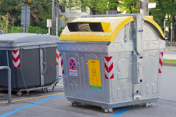 Contenedor de basura Imágenes de stock libres de derechos