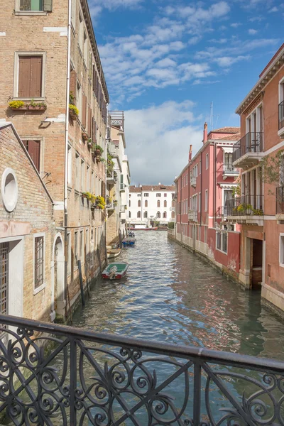 在威尼斯的水通道的视图 — 图库照片