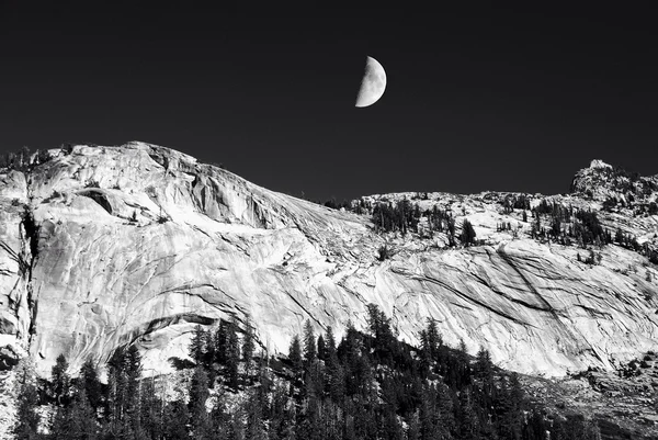 Parque nacional de Yosemite em preto e branco sob o luar — Fotografia de Stock