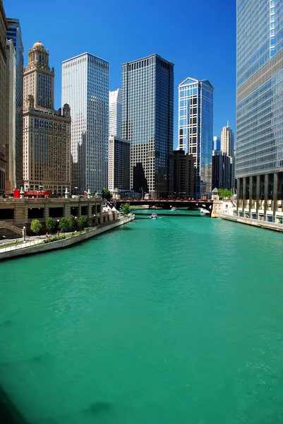 Innenstadt Chicago und Kanal — Stockfoto