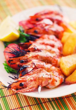 karides şiş bir kenarı fırında patates ile