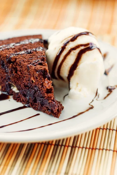 Čokoládovo-oříškový dort s vanilkovou zmrzlinou — Stock fotografie