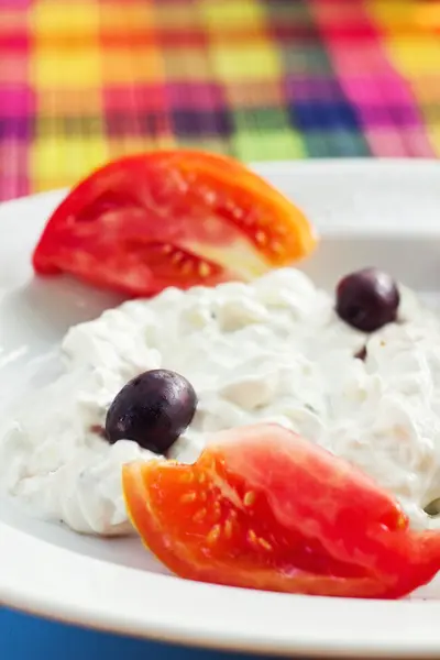 Tzatziki saus geserveerd met olijven — Stockfoto