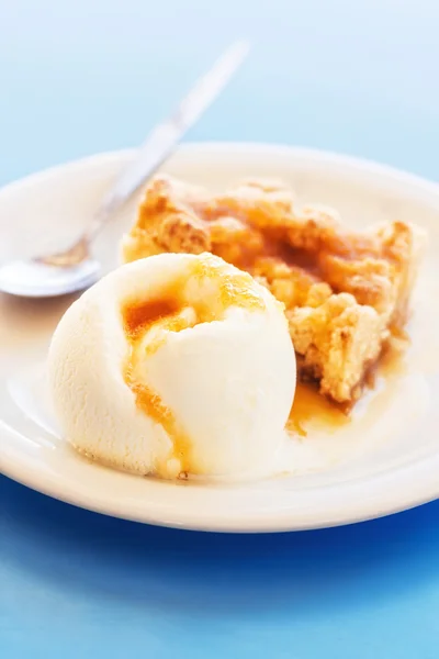 Tarta de manzana con helado — Foto de Stock