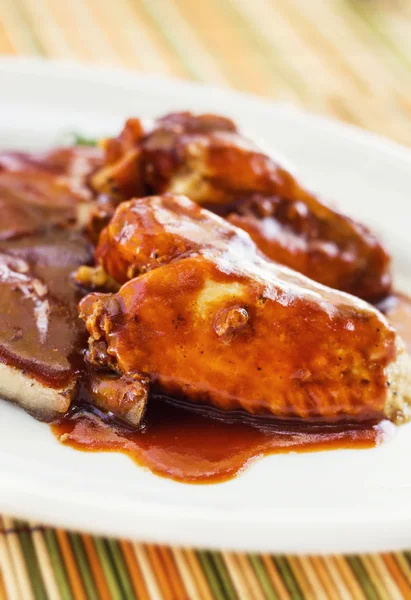 Costillas de cerdo y alas de pollo con salsa de barbacoa —  Fotos de Stock