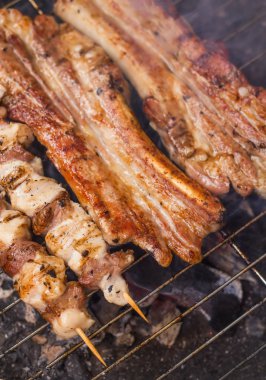 Domuz kaburga ve bir ızgara şiş