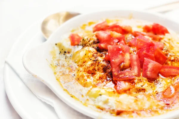 Запеченный сыр фета с помидорами — стоковое фото