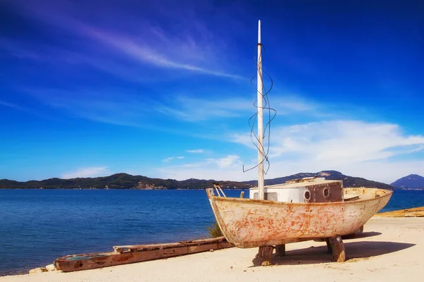 An old rusty fishing boat in the village of Petriti, Corfu — Stock Photo, Image