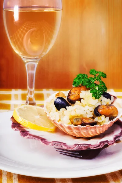 Risotto aux fruits de mer servi dans un coquillage — Photo