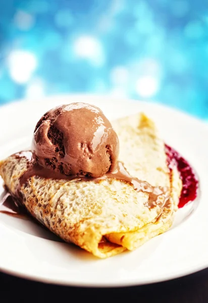 Crepe de frutas del bosque servido con una cucharada de helado de chocolate — Foto de Stock