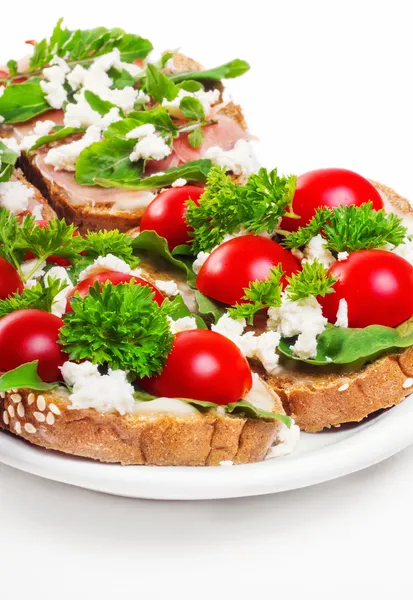 Closeup de queijo de cabra e bruschetti de tomate cereja — Fotografia de Stock