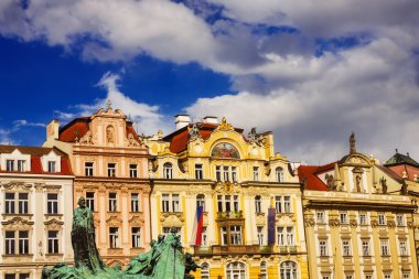 Prag eski şehir Meydanı çevreleyen binalar