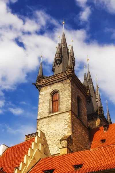 Detalj av arkitektur kring torget i gamla stan i Prag — Stockfoto