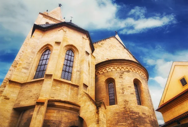 St. george's Basiliek, de burcht van Praag, Tsjechië — Stockfoto