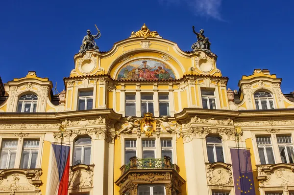 Edifici che circondano la Piazza della Città Vecchia a Praga Fotografia Stock