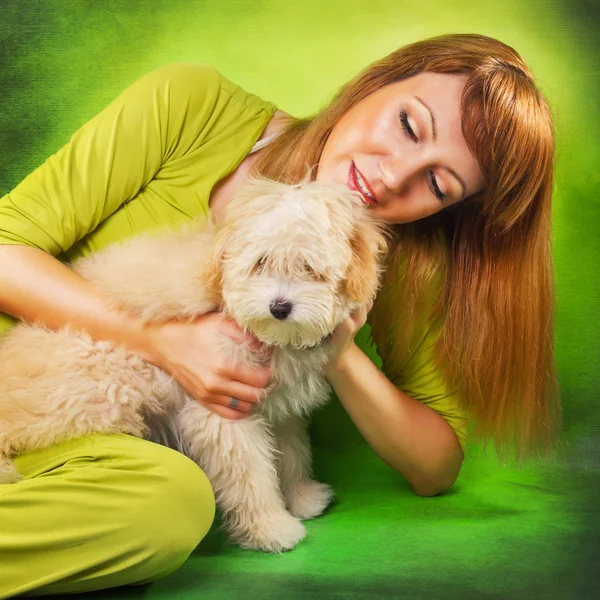 Mujer posando con un lindo cachorro — Foto de Stock