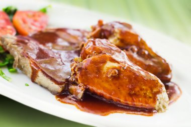 Domuz kaburga & (seçici odak Barbekü soslu tavuk kanadı)